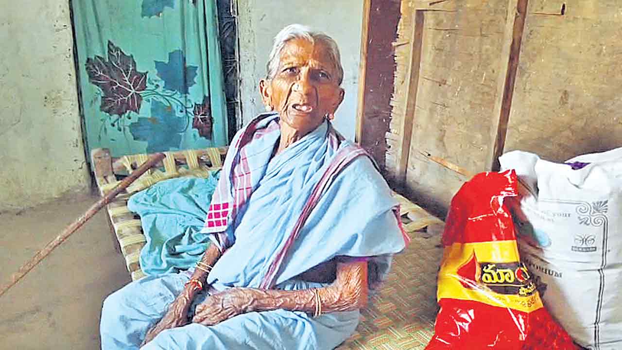 మదర్స్‌డే రోజు తల్లికి అవమానం