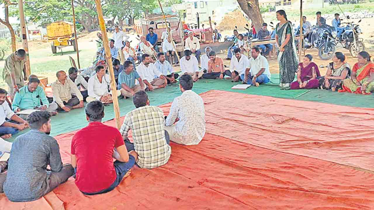 భూములిచ్చేది లేదు..