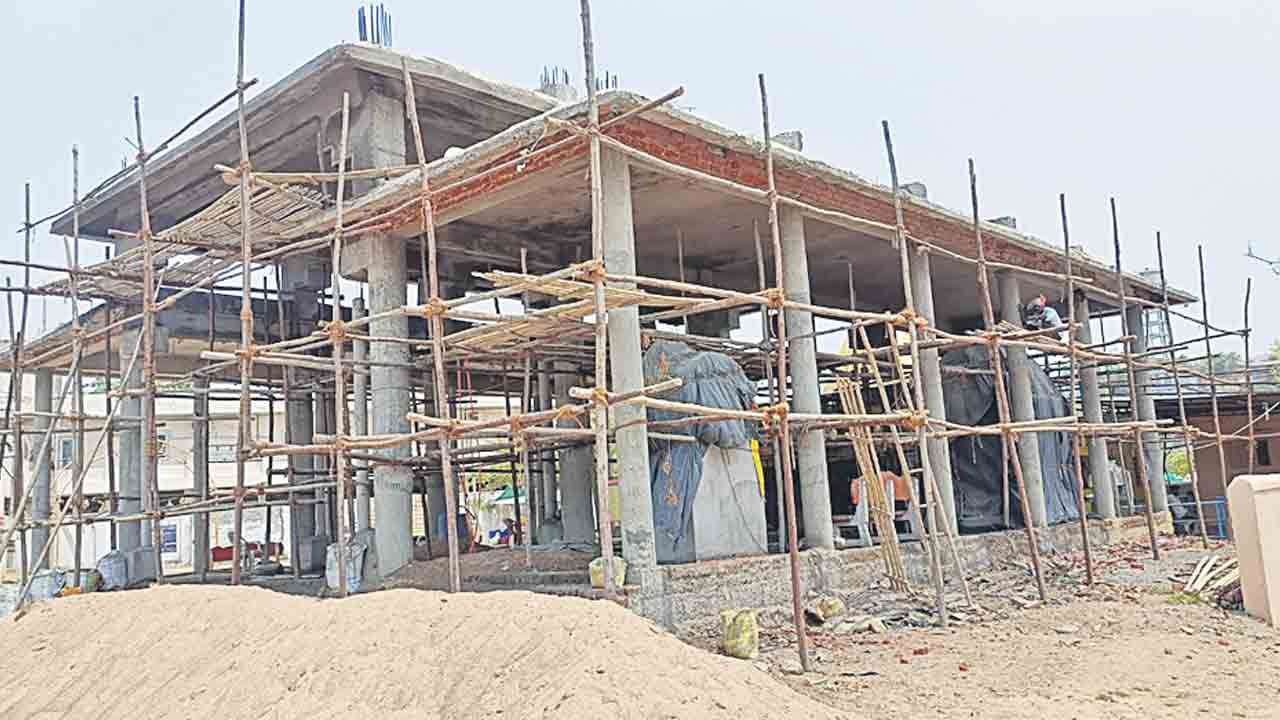 ఎక్కడి పనులు అక్కడే