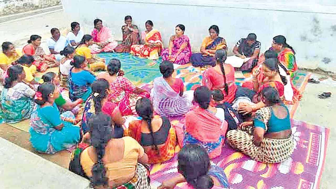 భువనగిరి మహిళా సంఘాల్లో నిధుల స్వాహా