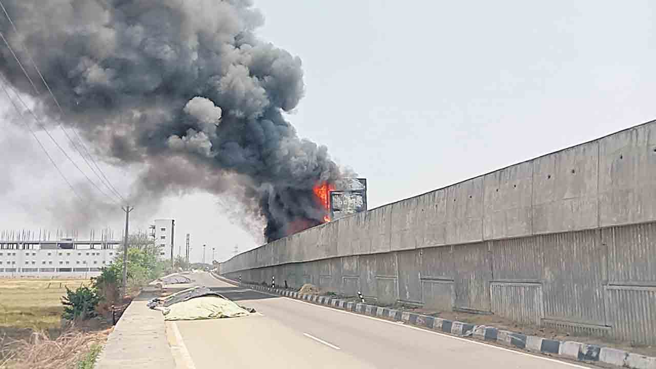 కంటైనర్‌లో మంటలు.. ఎనిమిది కార్లు దగ్ధం