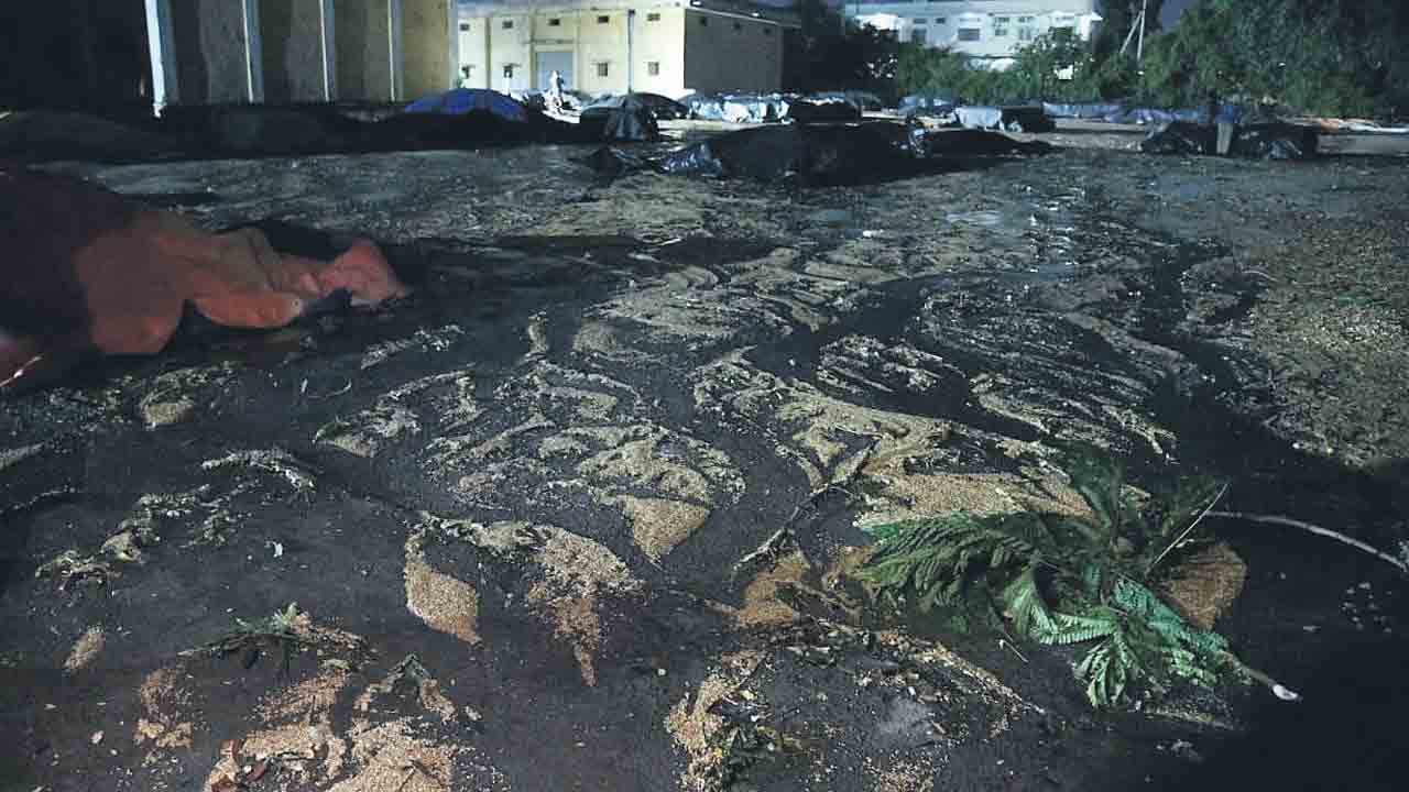కొట్టుకుపోయిన వడ్లు.. రైతన్న కన్నీళ్లు