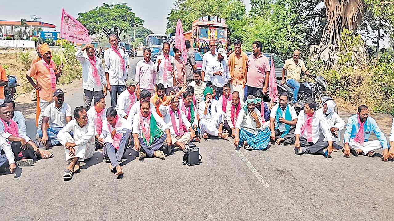 ప్రభుత్వం మక్కలను కొనాల్సిందే