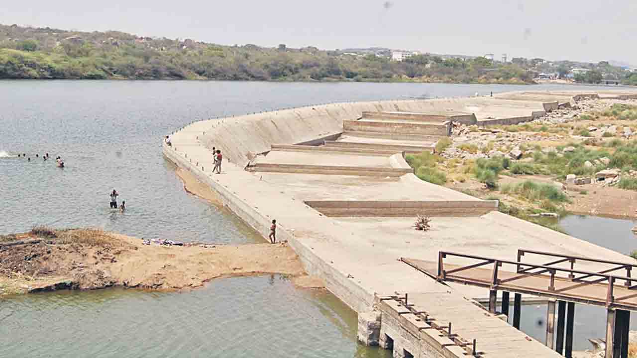 భూసేకరణ చేయకపోవడంతో వనదుర్గ ఆనకట్ట ఎత్తు పనులు పెండింగ్‌