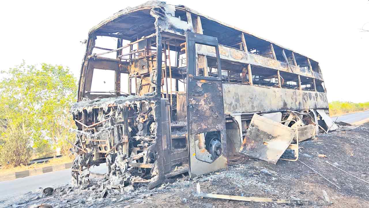 ట్రావెల్స్‌ బస్సు దగ్ధం