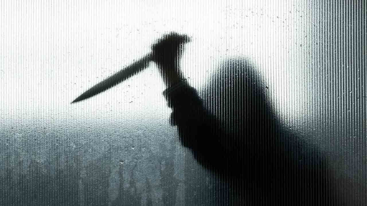 భర్త కండ్ల ముందే భార్య దారుణ హత్య