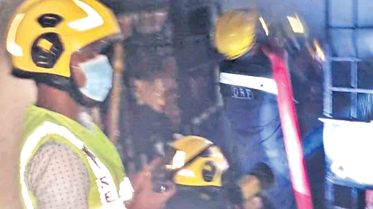 ఏసీ పేలి ఇల్లంతా మంటలు