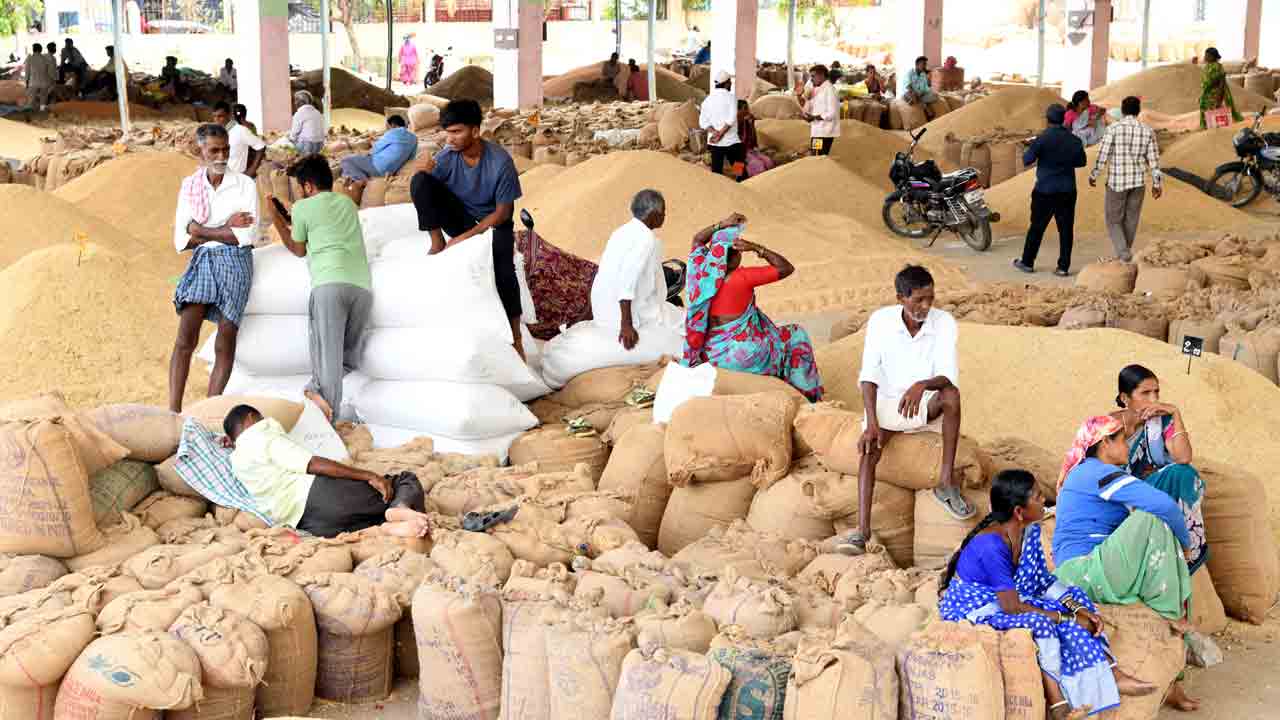 కొనుగోలు కేంద్రం లేక రైతుల అవస్థలు