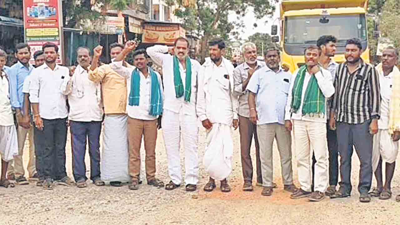 రైతుల కష్టాన్ని దోచుకుంటున్నారు..