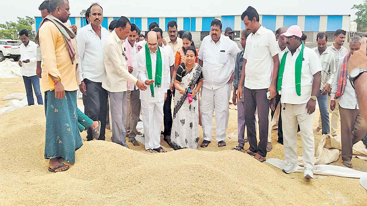 పంటలు కొనకపోతే రాజీనామా చేయండి