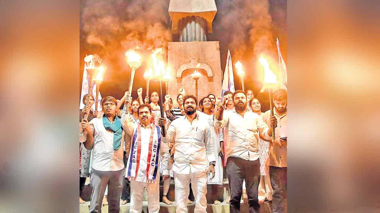 విద్యార్థుల జీవితాలతో సర్కార్‌ చెలగాటం
