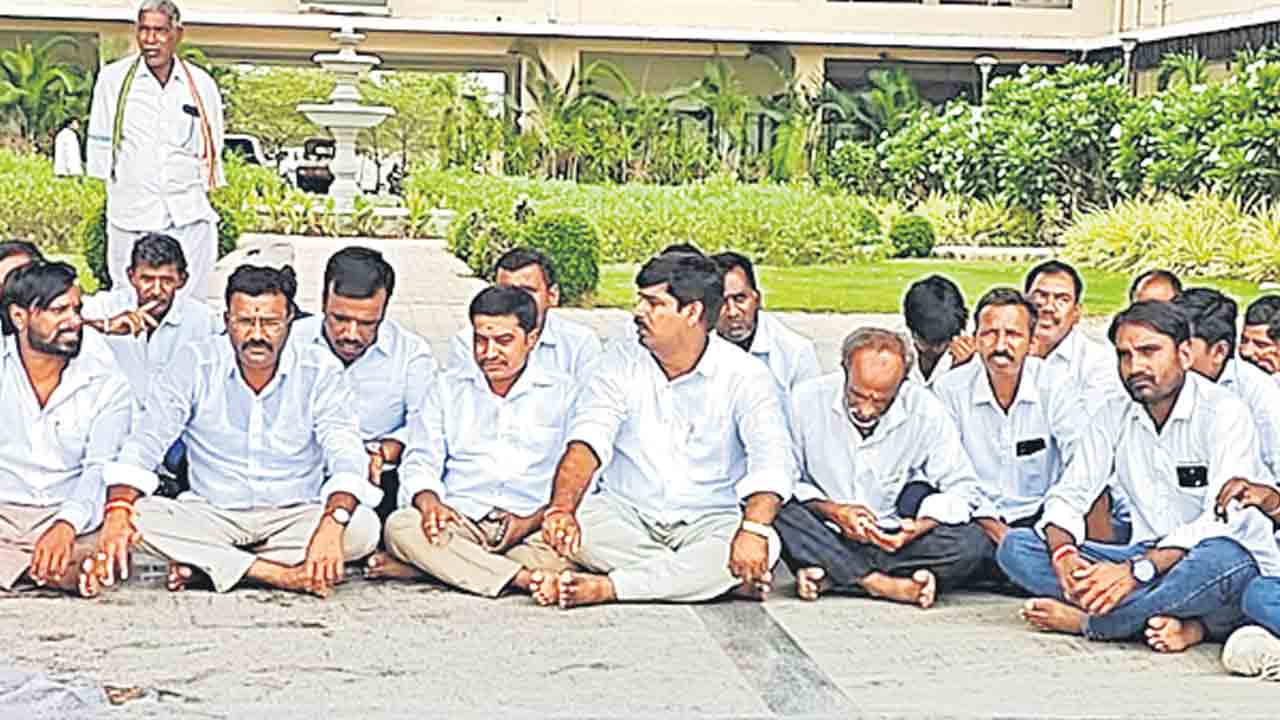 ధాన్యం కొనుగోళ్లలో అధికారుల నిర్లక్ష్యం