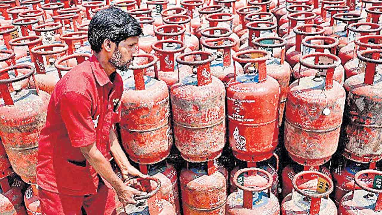 LPG Gas Subsidy | గ్యాస్‌ సబ్సిడీకి మంగళం.. వార్షికాదాయం 10 లక్షలు దాటితే రాయితీ కట్‌!