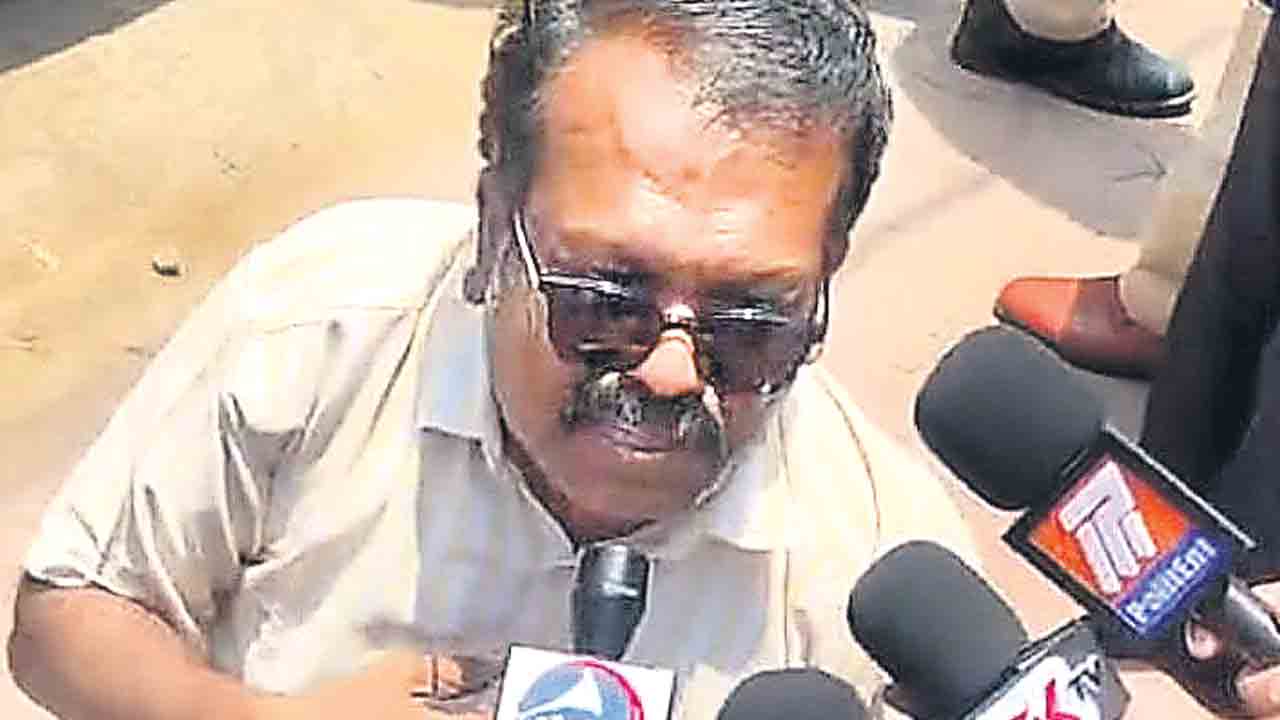 భగీరథ్‌ను సీఎం దాచిపెట్టారు!