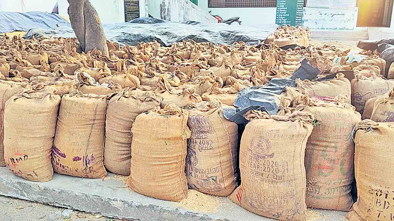 నిలిచిన ధాన్యం నిల్వలు!