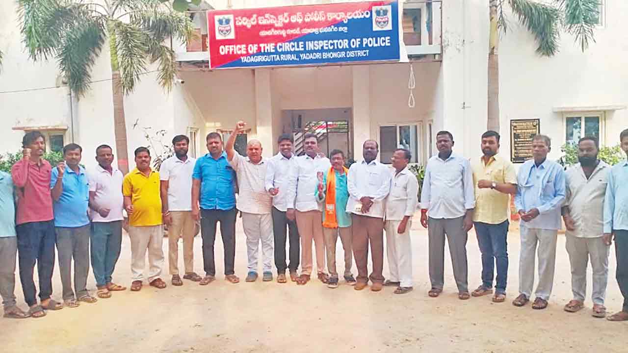 అరెస్టులతో అట్టుడుకిన ఆలేరు..