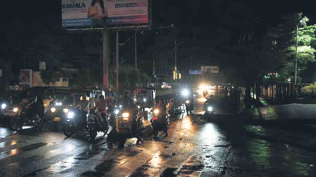 గాలివాన బీభత్సం.. తీగలపై తెగిపడ్డ ఫ్లెక్సీలు.. అంధకారంలో వీధులు