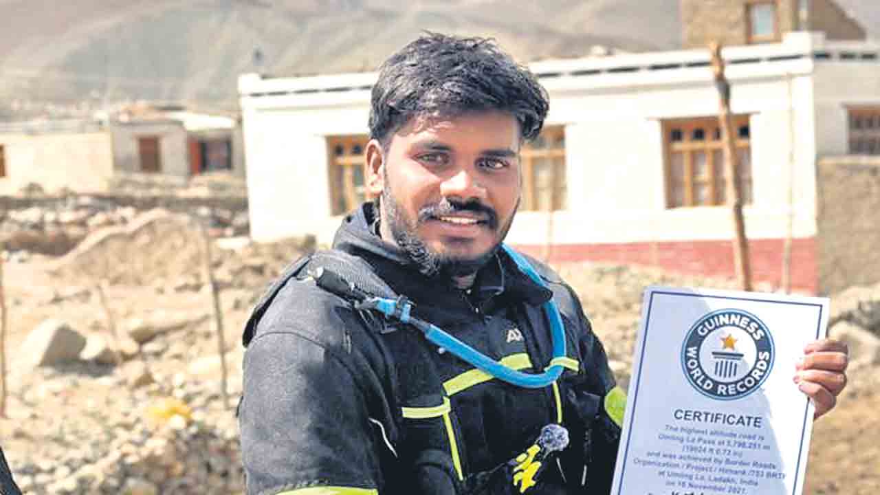 మేడ్చల్‌ బైకర్‌ గిన్నిస్‌ రికార్డు