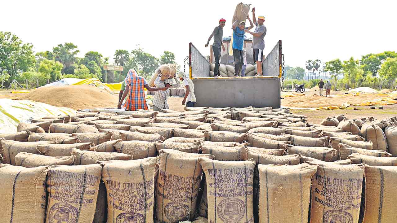 కొనుగోలు కేంద్రాల్లో నిలువు దోపిడీ