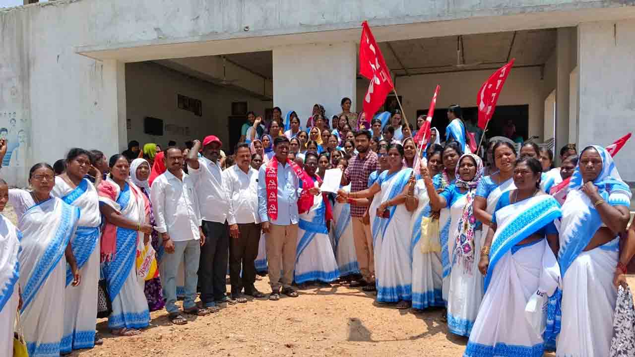 మంత్రి క్యాంప్‌ కార్యాలయం ముట్టడి