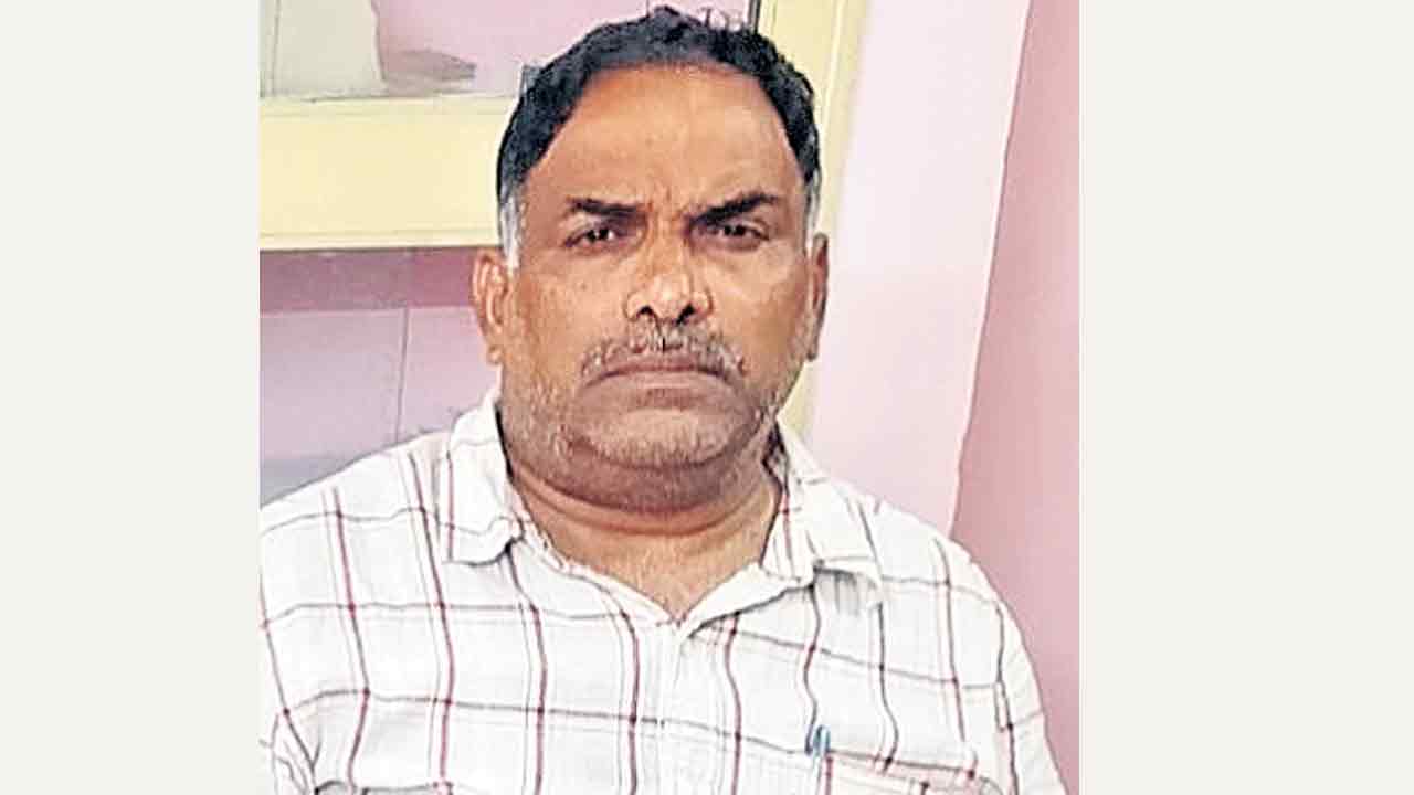 వరంగల్‌ సబ్‌ రిజిస్ట్రార్‌ ఆస్తులు సీజ్‌