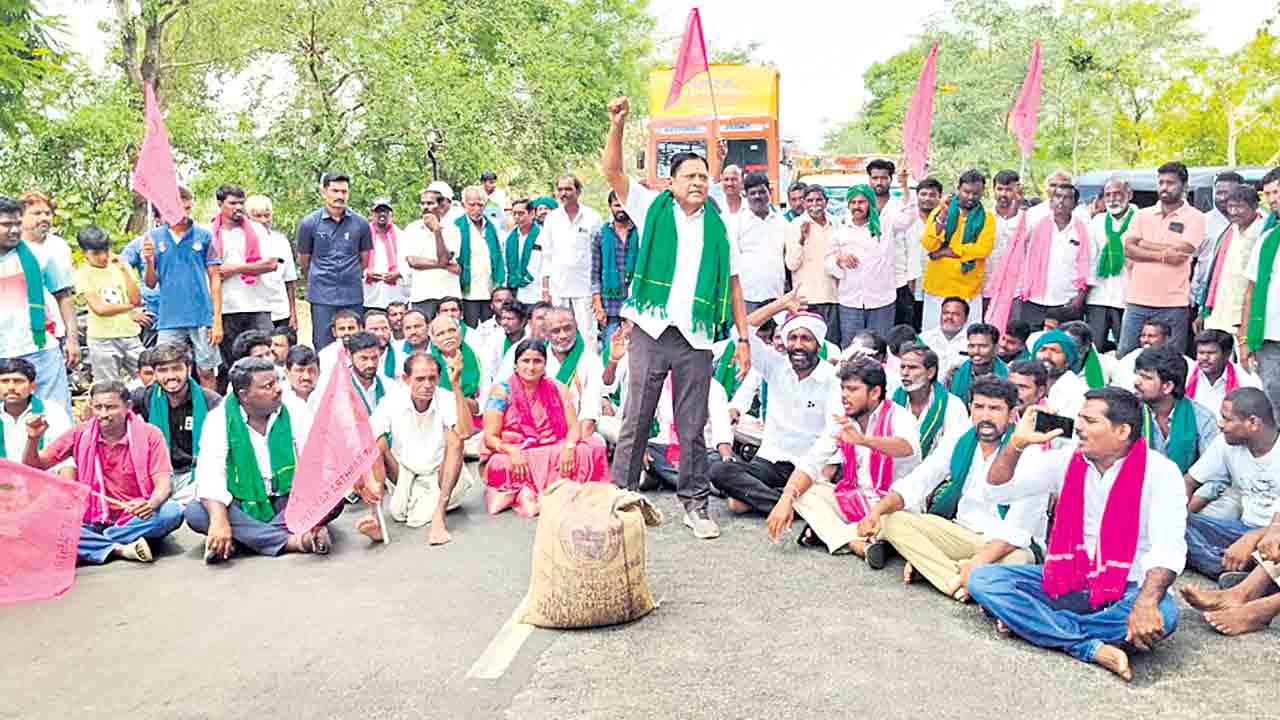 తడిసిన ధాన్యం కొనాలని రాస్తారోకో