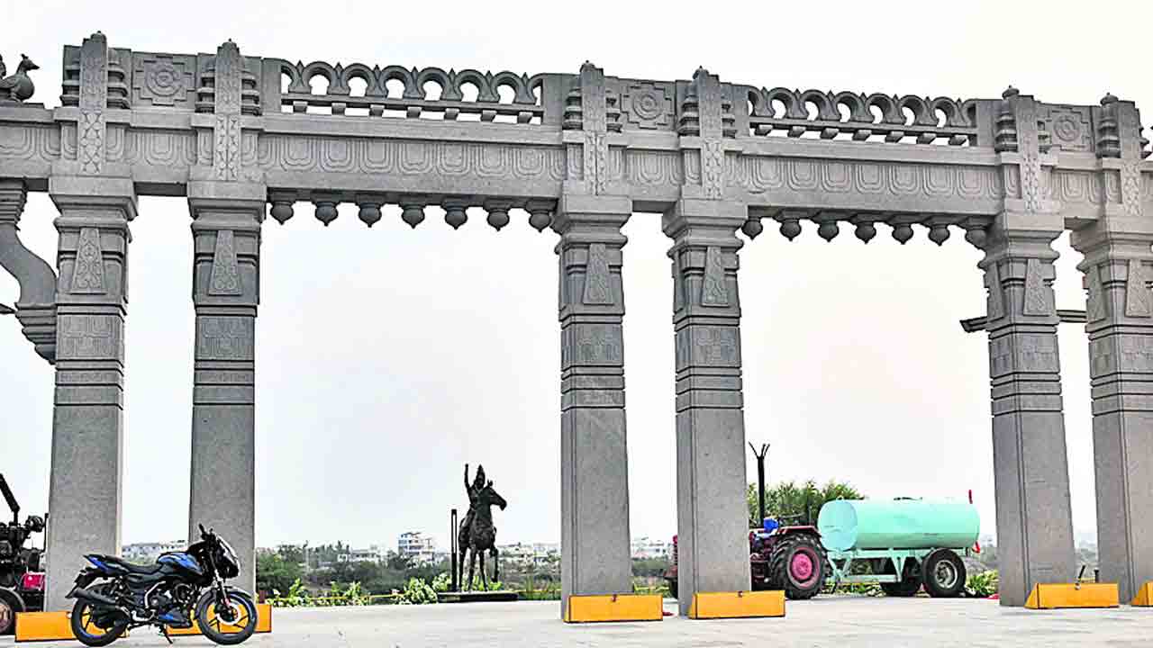 సందర్శకులను ఆకర్షించని భద్రకాళీ బండ్‌