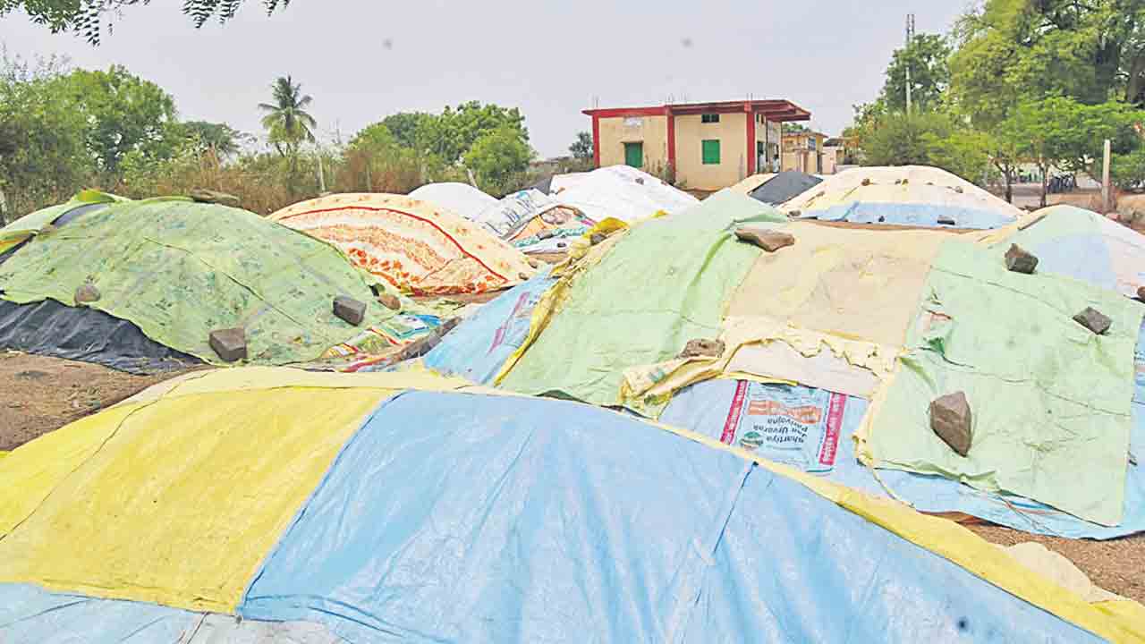 ఎడతెగని జాప్యం.. రైతుకు శాపం
