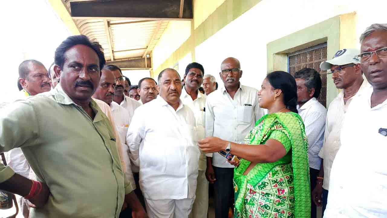 మక్కల కొనుగోళ్లలో జాప్యమెందుకు?