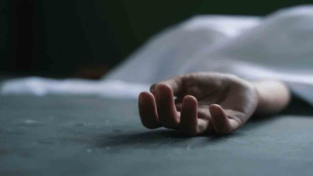 కార్మికుడి పైనుంచి దూసుకెళ్లిన క్రేన్‌