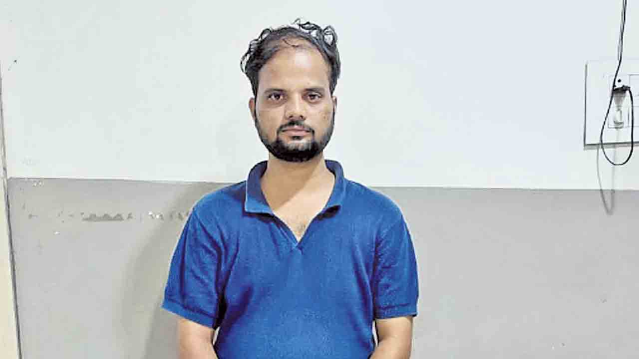 జాబ్‌ ఇప్పిస్తానని రూ.2.30లక్షలు కాజేత