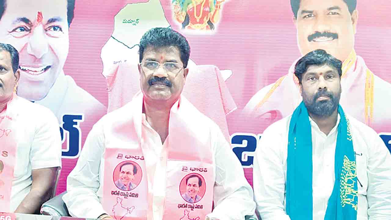 సంజయ్‌ తప్పుకోవాలి