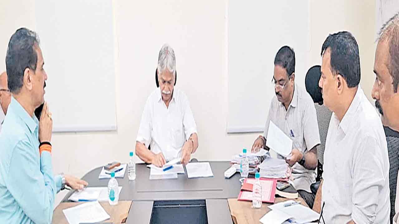 21మంది జర్నలిస్టు కుటుంబాలకు ఆర్థికసాయం