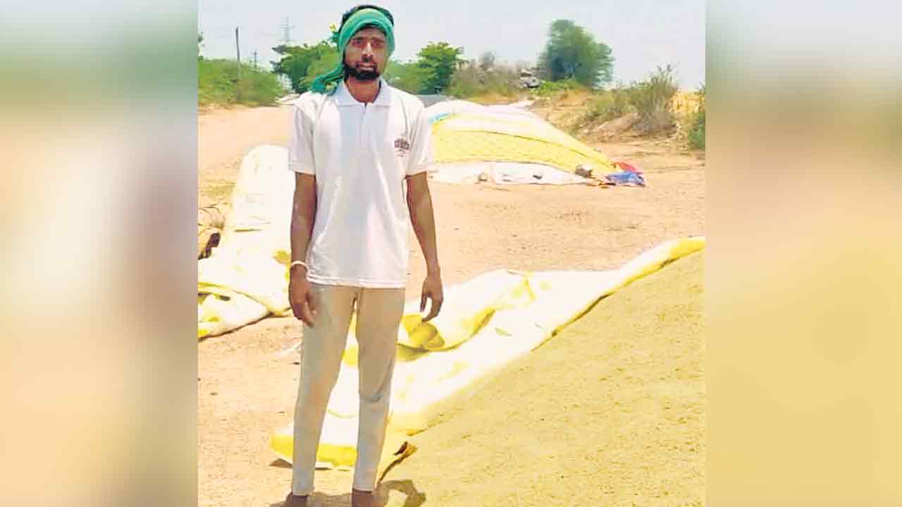 కల్లంలో వడ్లు చూస్తే.. కండ్లన్నీ నీళ్ల చెరువులయ్యే!