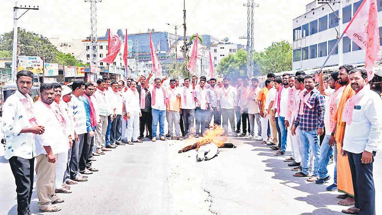 గుట్టలో ఎమ్మెల్యే అయిలయ్య దిష్టిబొమ్మ దహనం