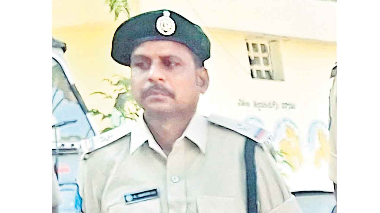 తనయుడికి ఈత నేర్పిస్తుండగా నీట మునిగి ఊపిరాడక మృత్యువాత