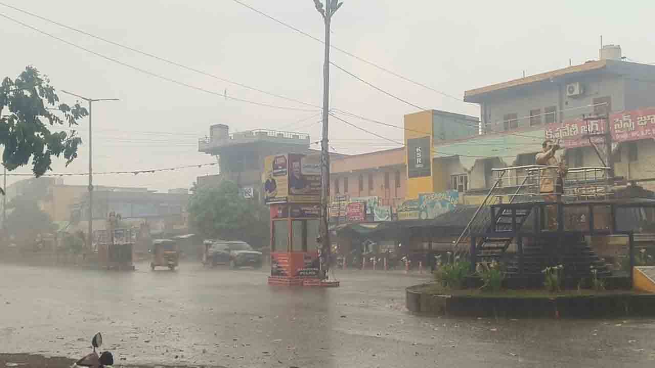 ఈదురుగాలులతో వడగళ్ల వర్షం