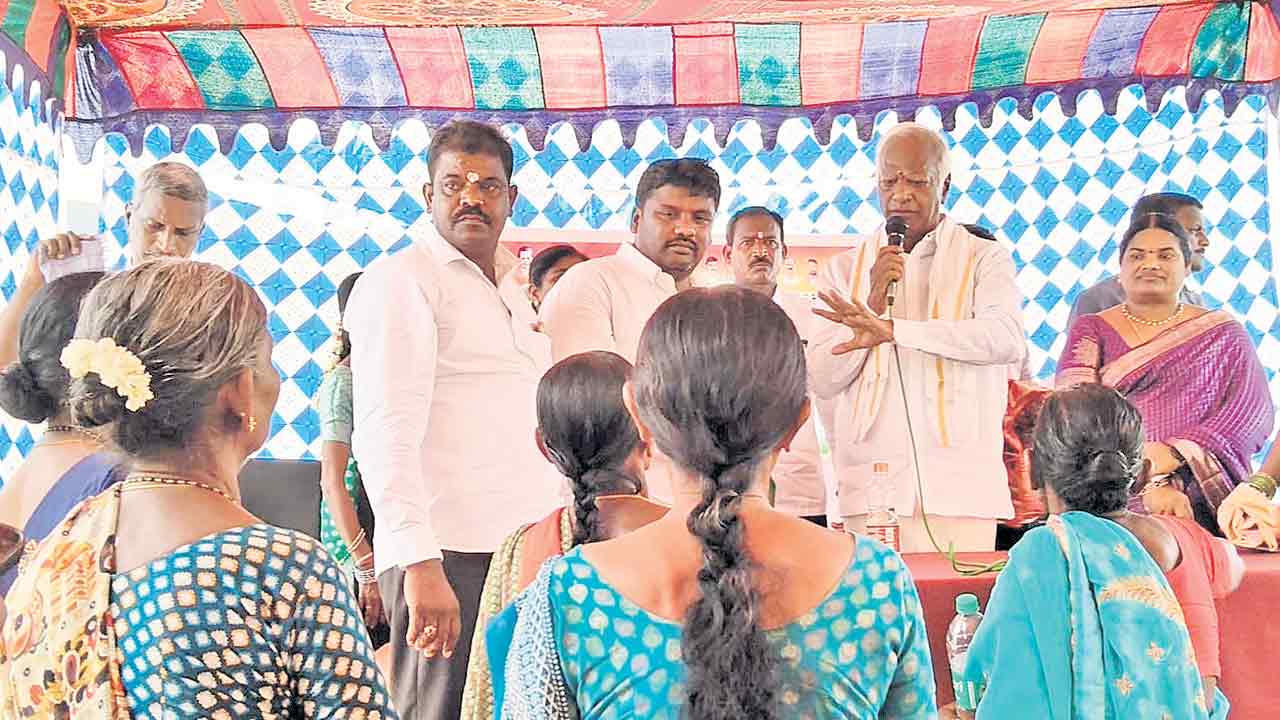 Kadiayam Srihari | పింఛన్లు ఎప్పుడిస్తరు సారూ.. కడియం శ్రీహరిని నిలదీసిన వితంతువులు