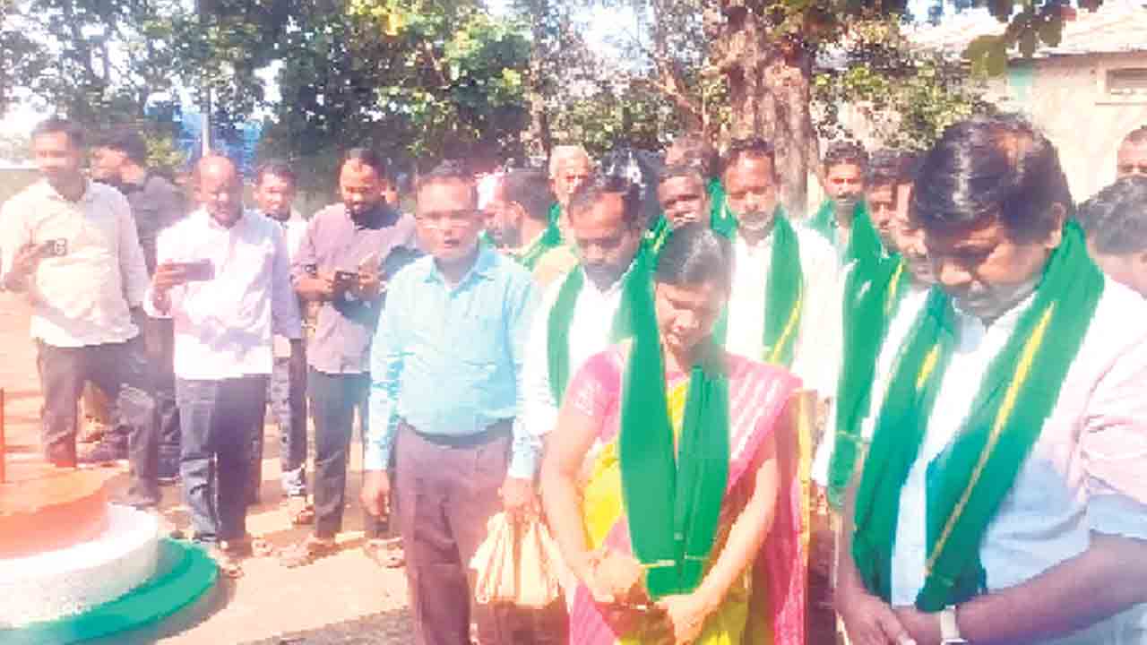 మక్కలను మోదీ కొనొద్దంటున్నారు..