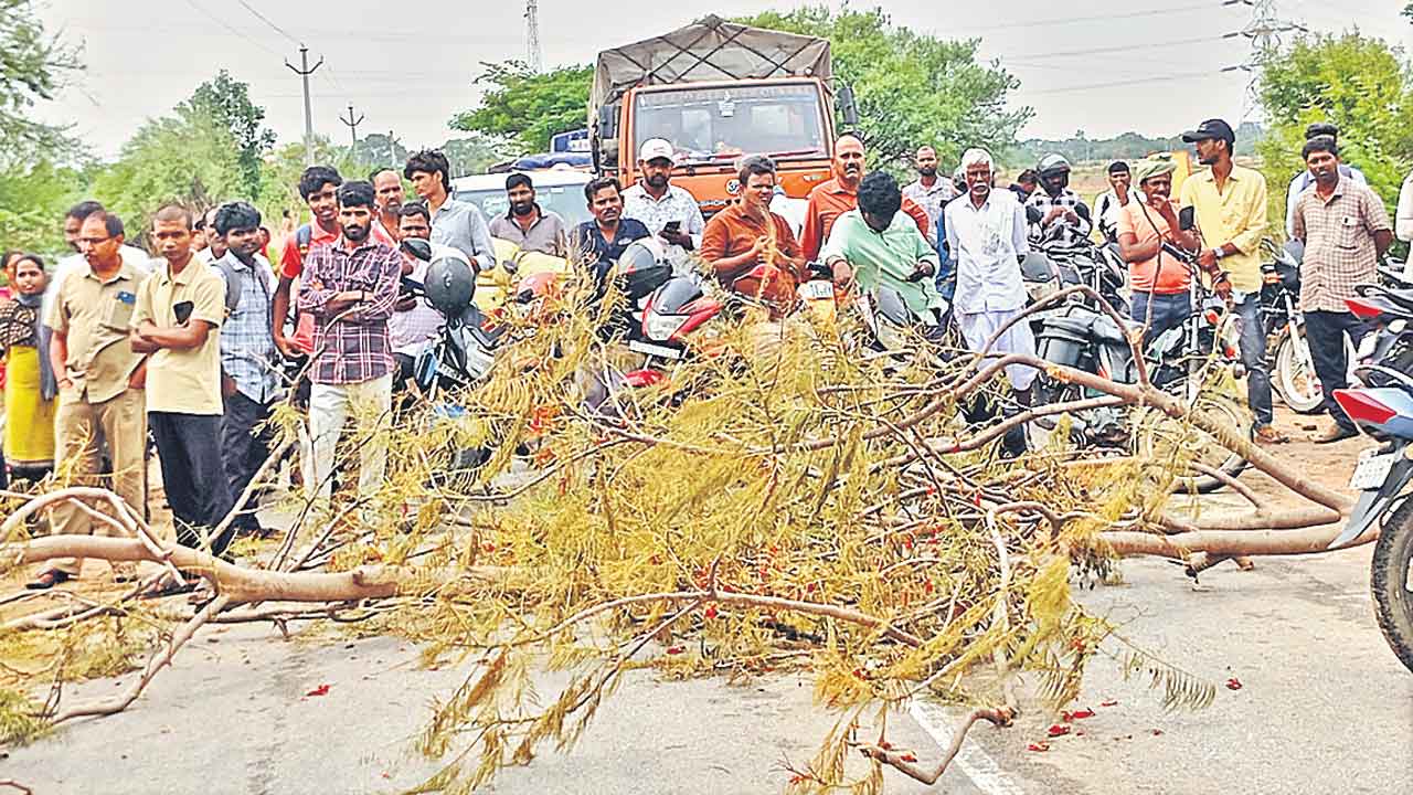 ధాన్యం కొనే దిక్కులేదు