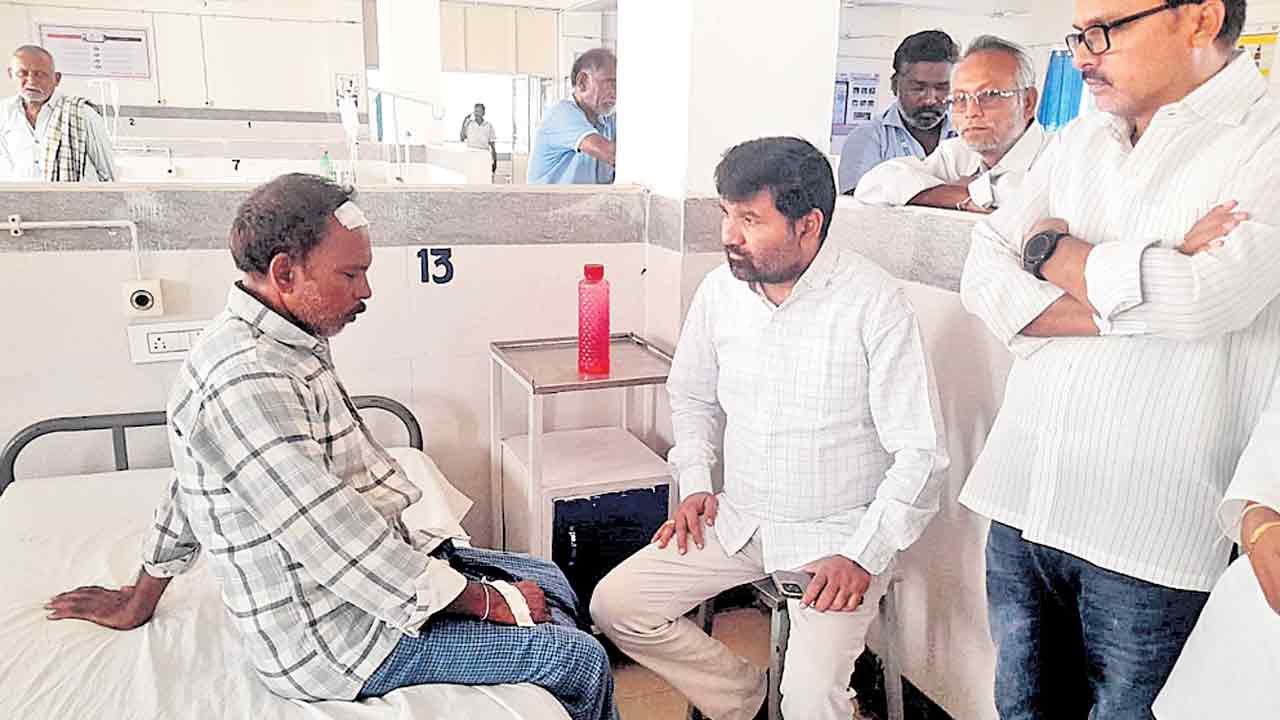 బీఆర్‌ఎస్‌ నాయకుడి తండ్రిపై దౌర్జన్యం