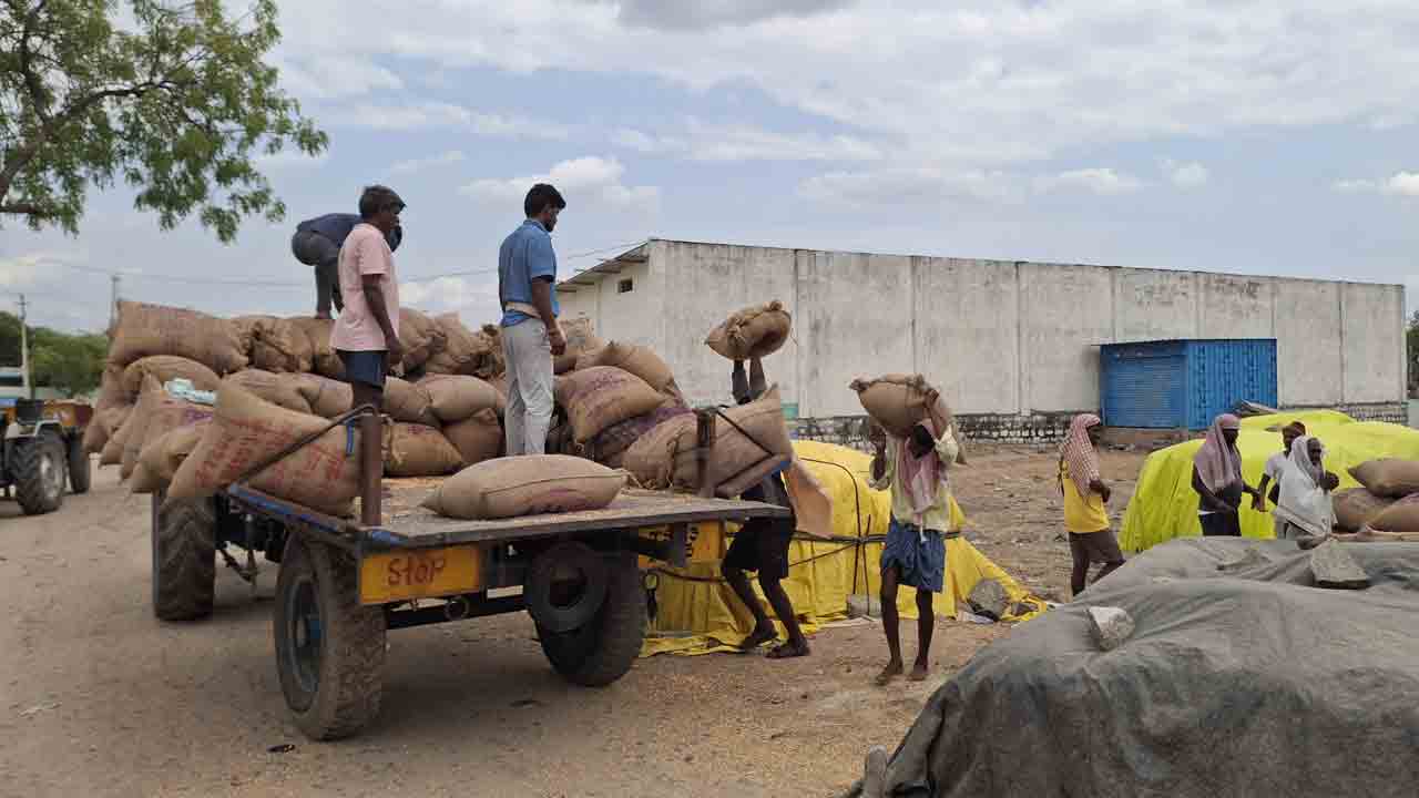 దిక్కుమొక్కలేకుండా..