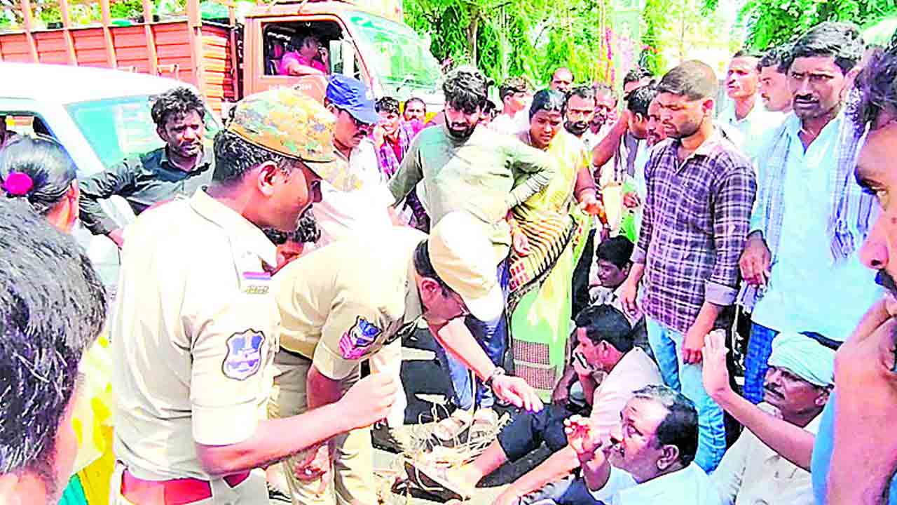 రోడ్డెక్కిన అన్నదాతలు