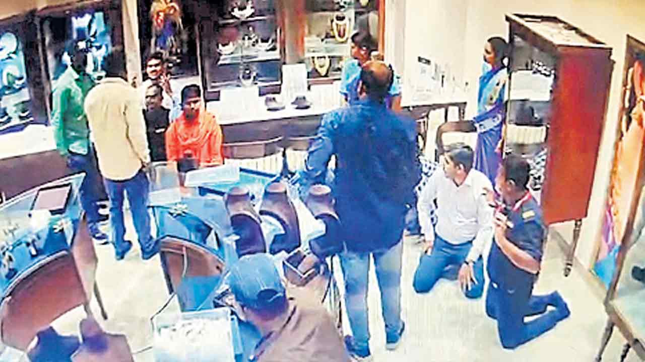 నగల దుకాణంలో పట్టపగలే లూటీ