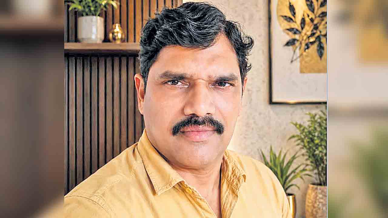 పాఠాలు బోధిస్తూ.. గుండెపోటుతో ఉపాధ్యాయుడి మృతి