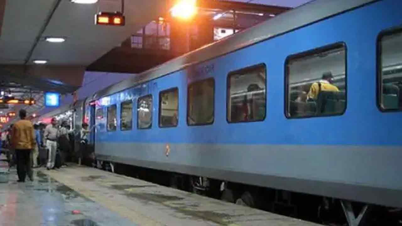 రైల్వేలో ‘వెయిటింగ్‌ లిస్ట్‌ సంక్షోభం’