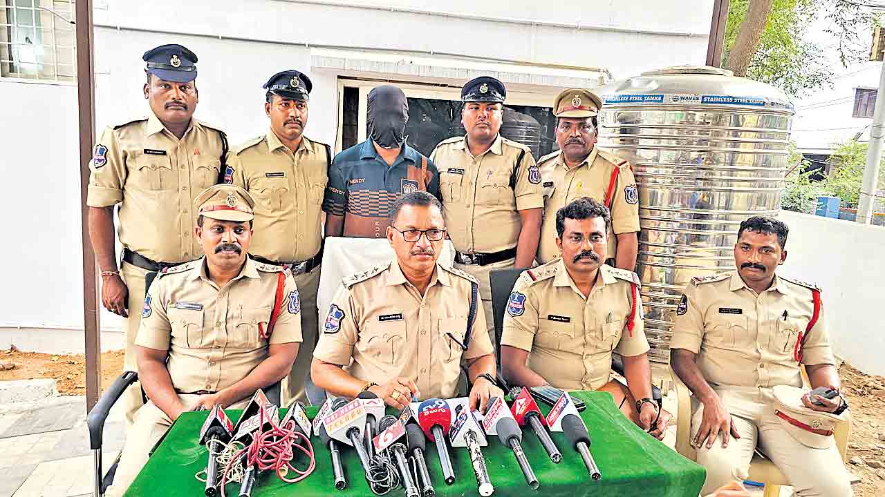 చైన్‌ స్నాచింగ్‌ కేసులో ఆర్మీ జవాన్‌ అరెస్ట్‌