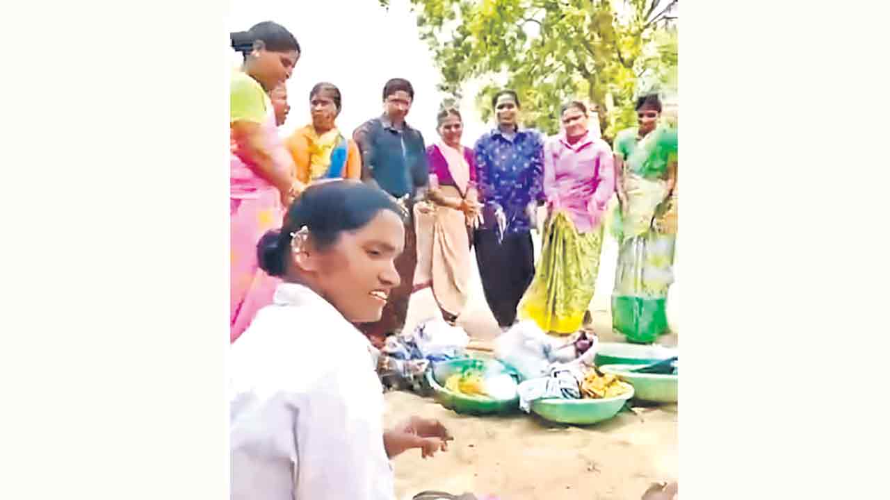 హామీల అమలు మరచి ఉయ్యాలో..