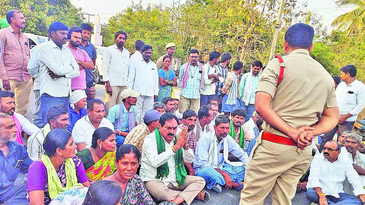 మక్క రైతులను పట్టించుకోరా?