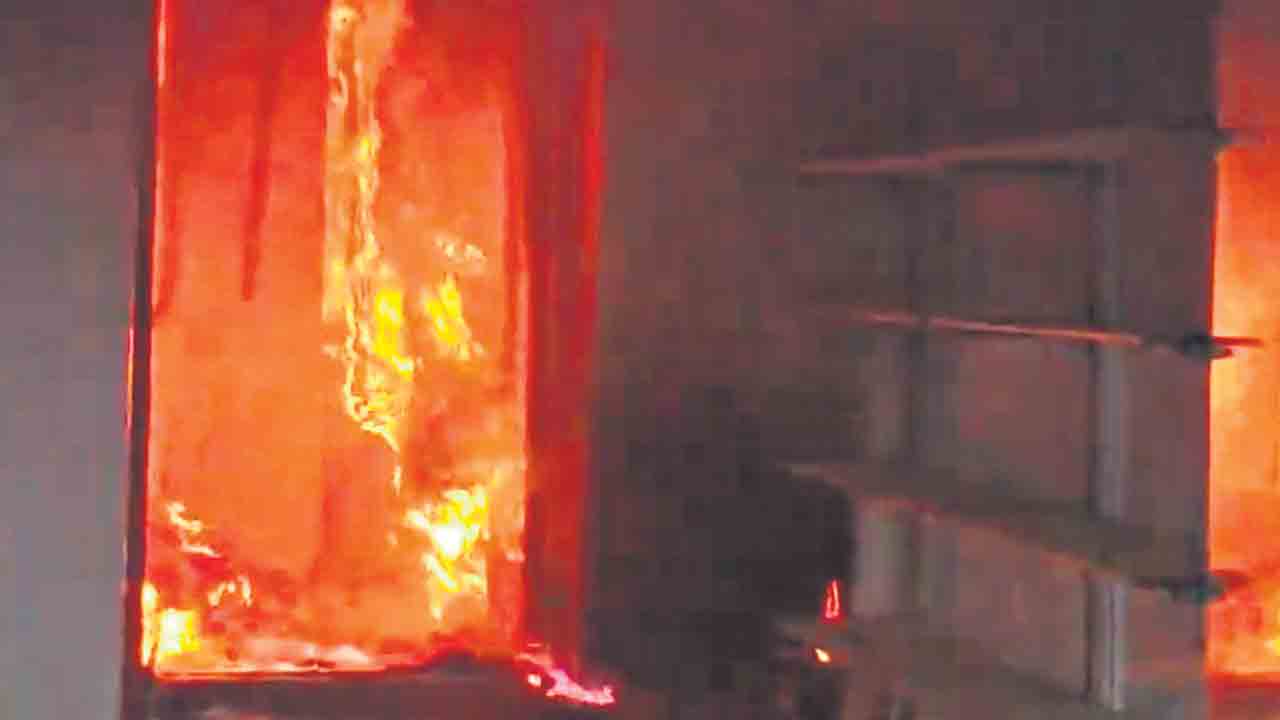 ఫర్నిచర్‌ షాప్‌లో అగ్నిప్రమాదం
